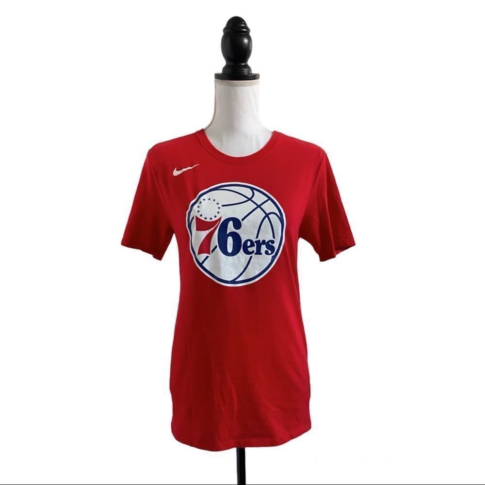 Nike Philadelphia 76ers Short Sleeve Tee Shirt Red White & Blue Logo Men’s Small